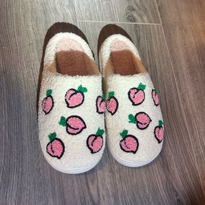 Peachy house slippers NWT 8.5-9